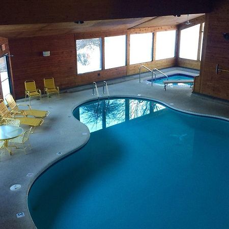 Cedar Motor Inn Маркетт Экстерьер фото