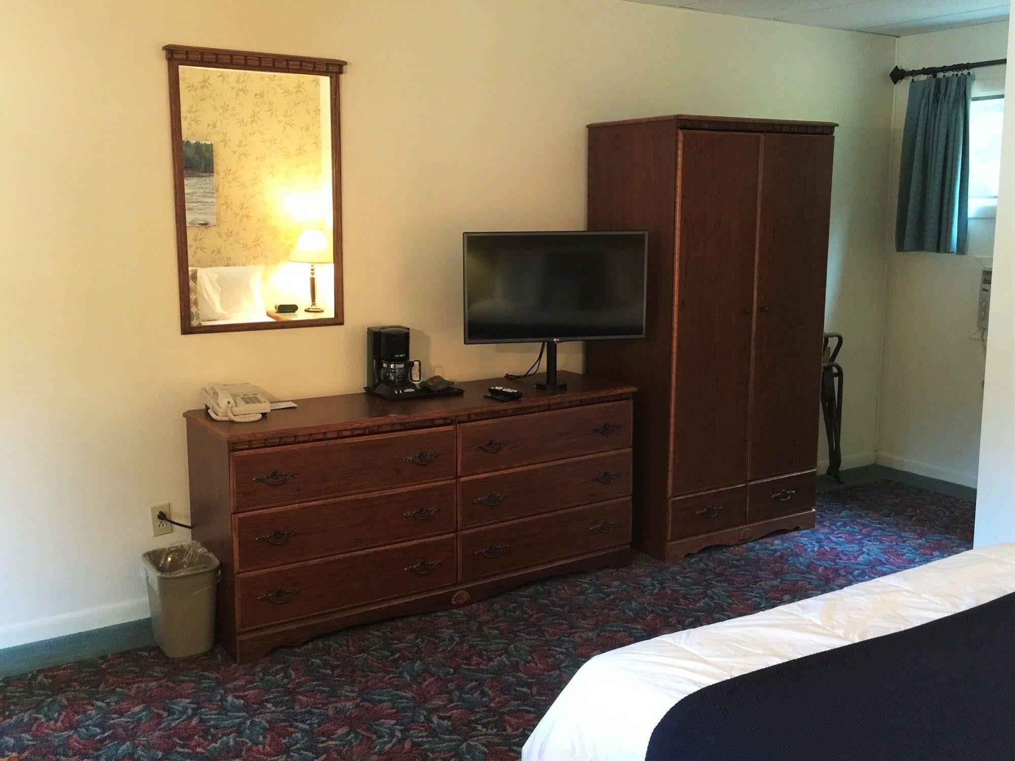 Cedar Motor Inn Маркетт Экстерьер фото