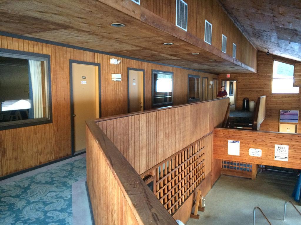 Cedar Motor Inn Маркетт Экстерьер фото