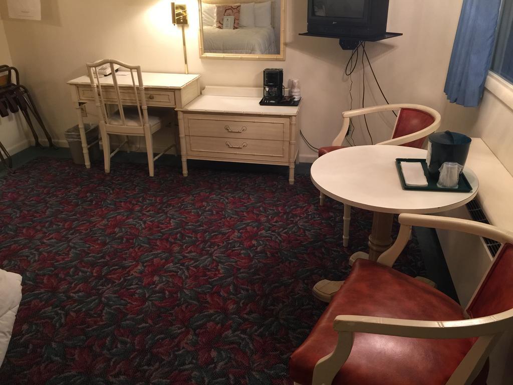 Cedar Motor Inn Маркетт Номер фото