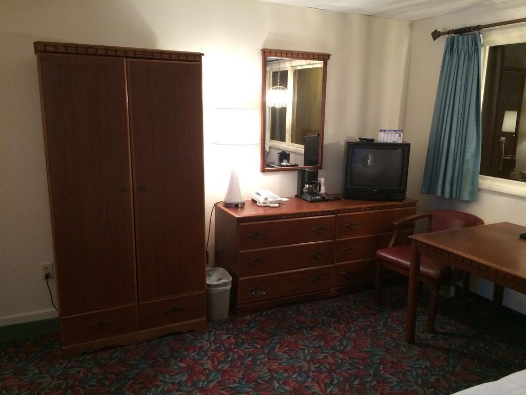Cedar Motor Inn Маркетт Номер фото