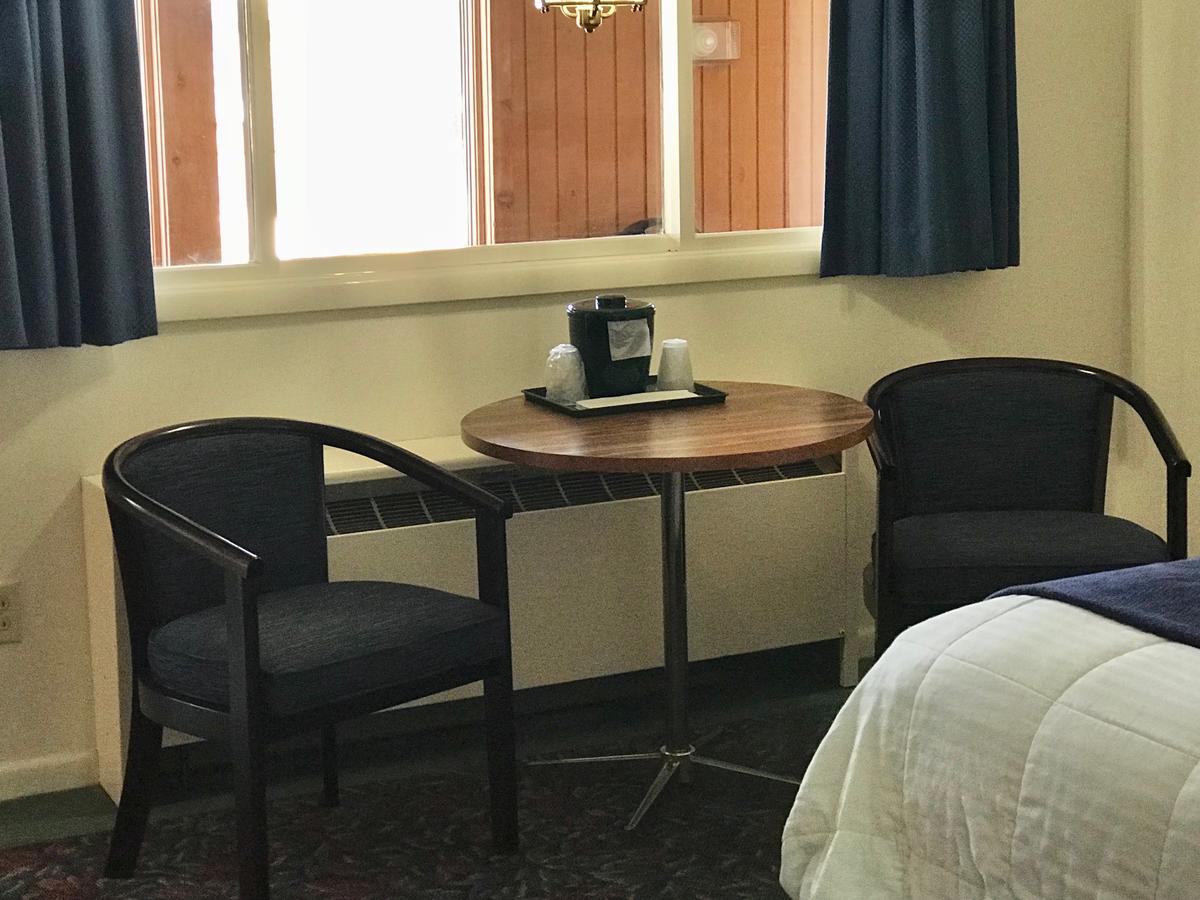 Cedar Motor Inn Маркетт Экстерьер фото