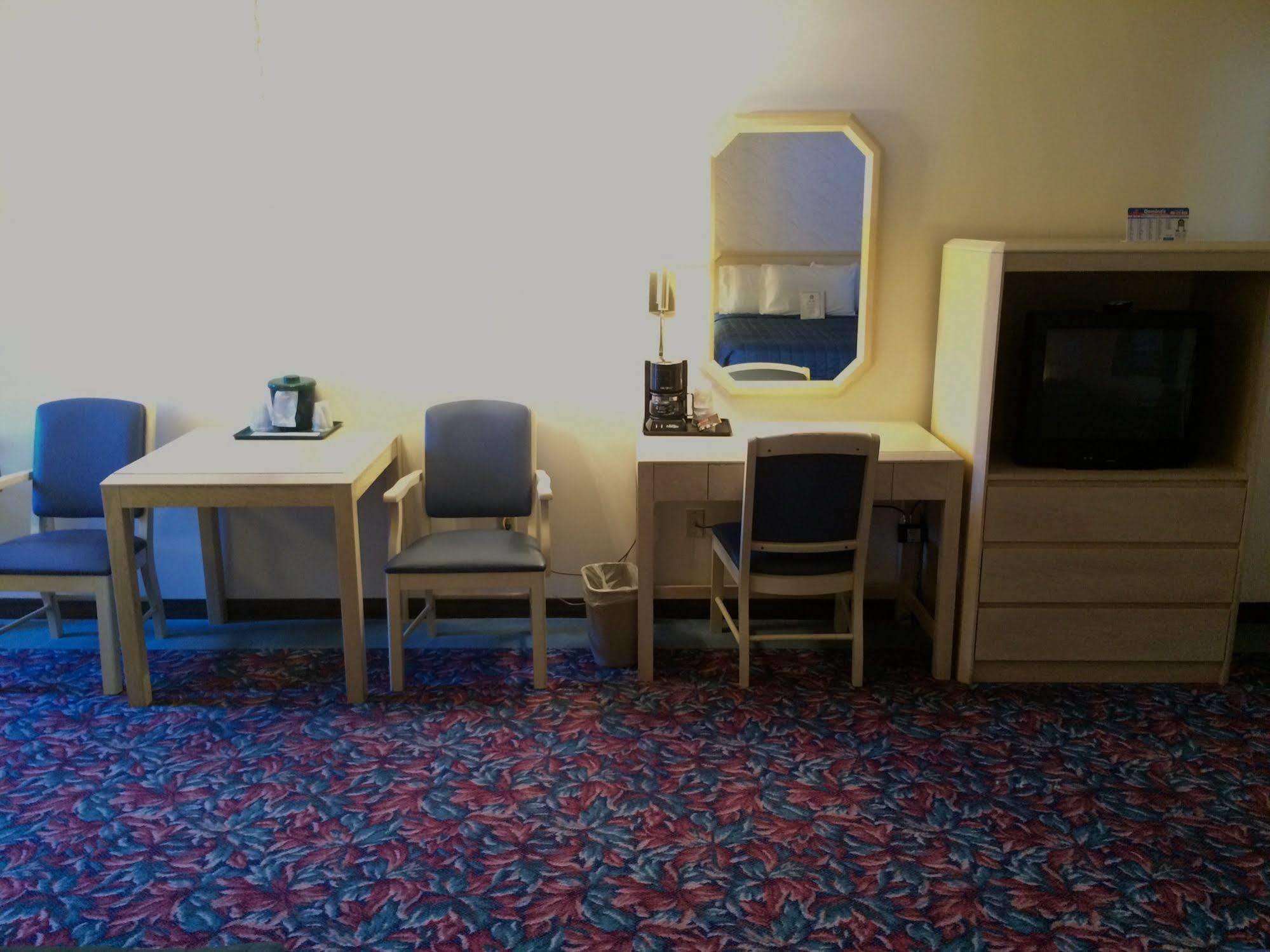 Cedar Motor Inn Маркетт Экстерьер фото