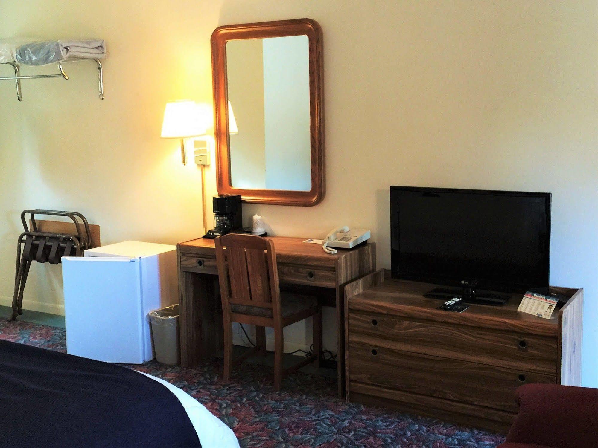Cedar Motor Inn Маркетт Экстерьер фото
