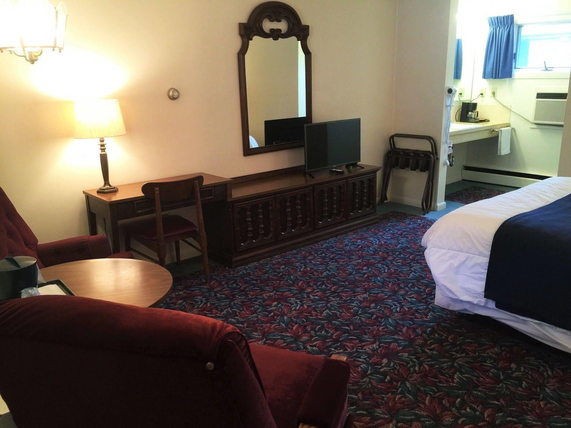 Cedar Motor Inn Маркетт Экстерьер фото