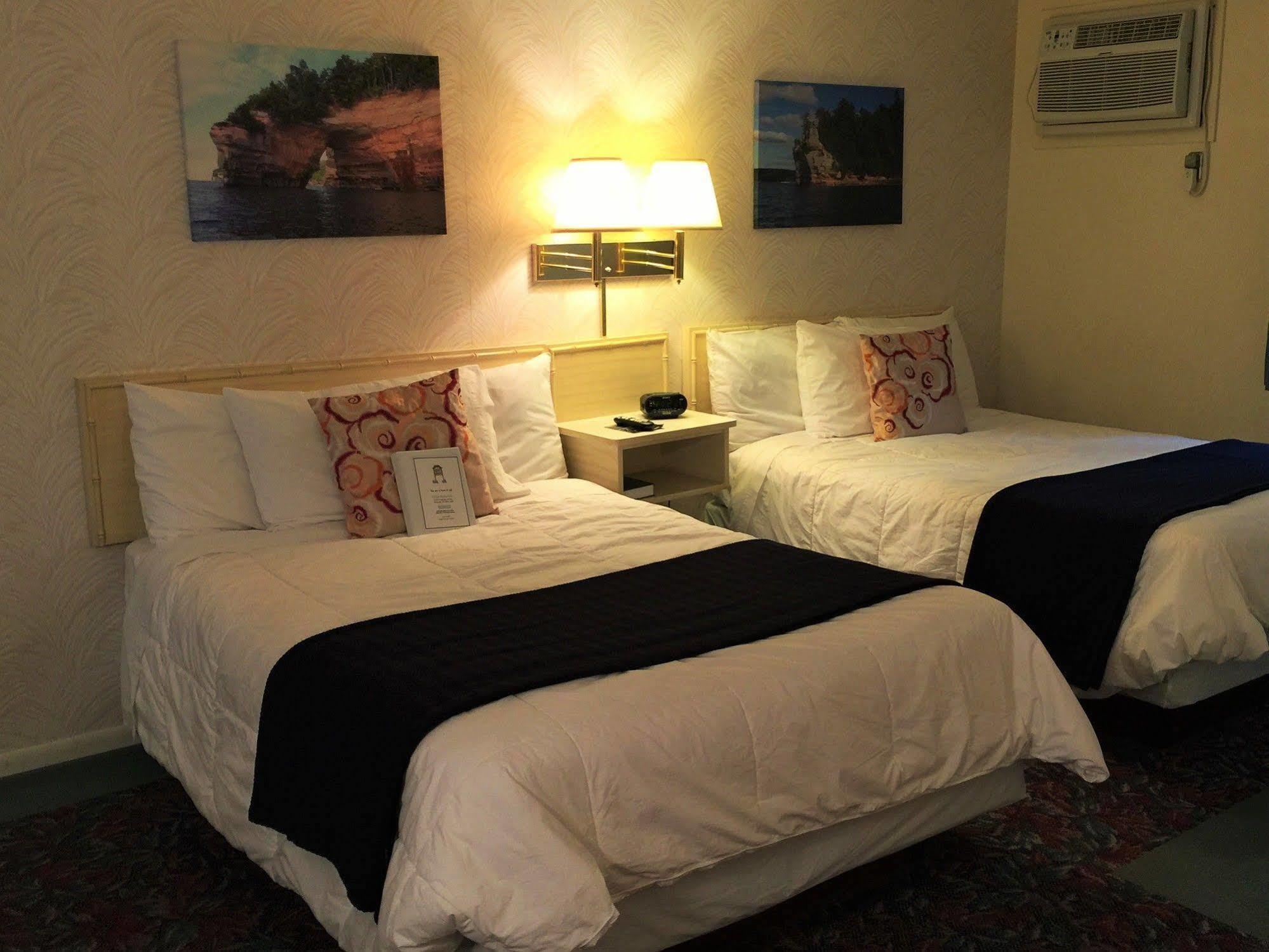 Cedar Motor Inn Маркетт Экстерьер фото