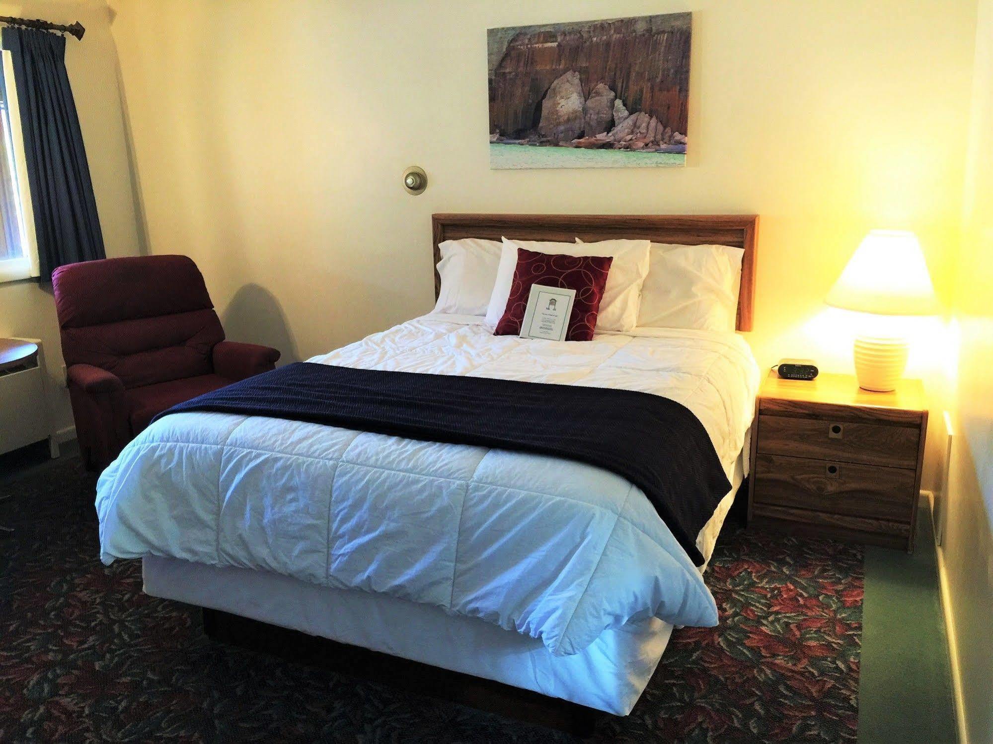 Cedar Motor Inn Маркетт Экстерьер фото