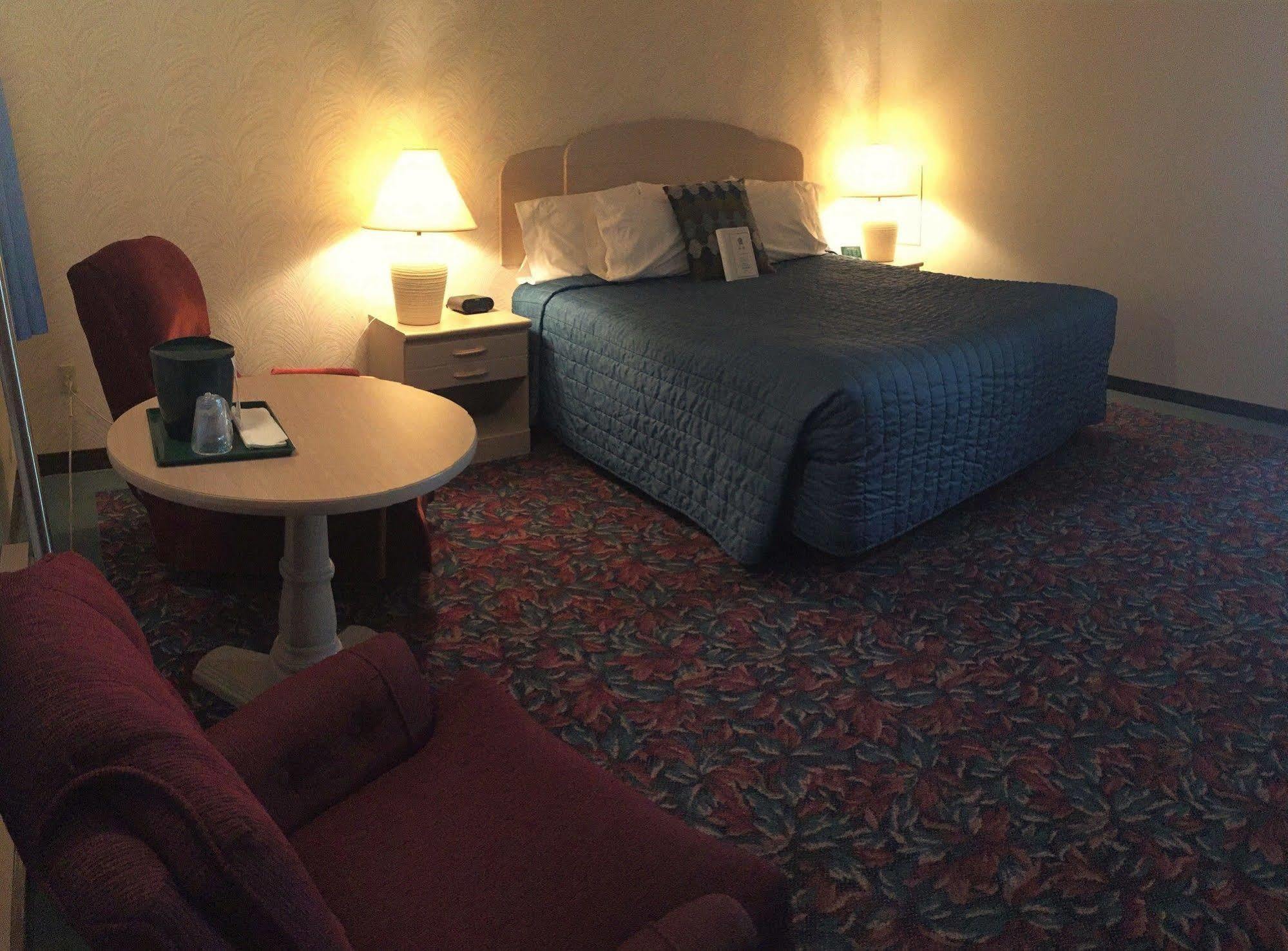 Cedar Motor Inn Маркетт Экстерьер фото