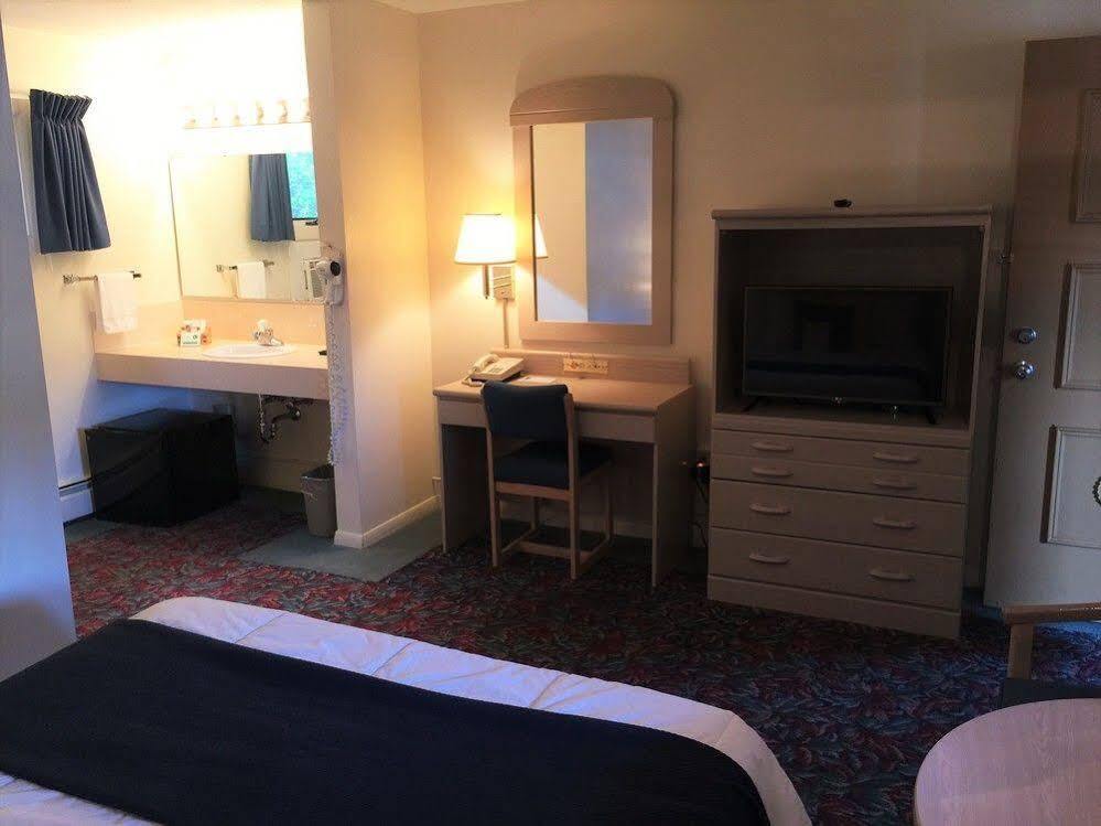 Cedar Motor Inn Маркетт Экстерьер фото