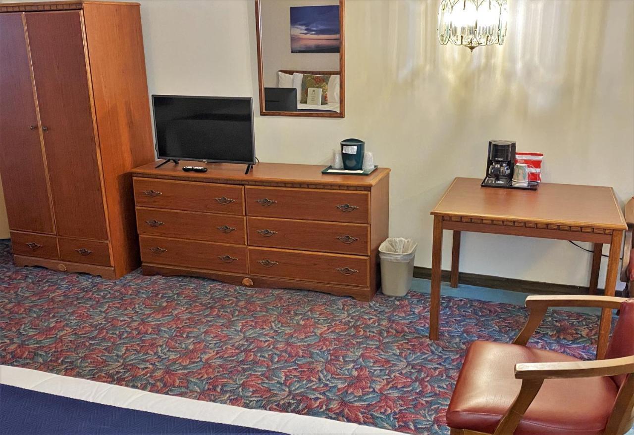 Cedar Motor Inn Маркетт Экстерьер фото